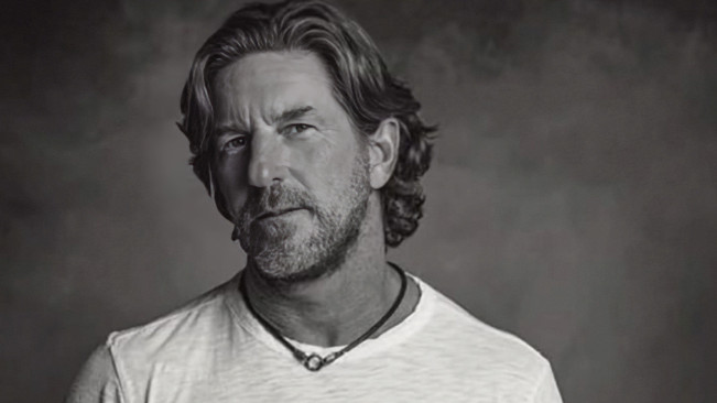 Penyanyi Brett James alami kecelakaan. [X]